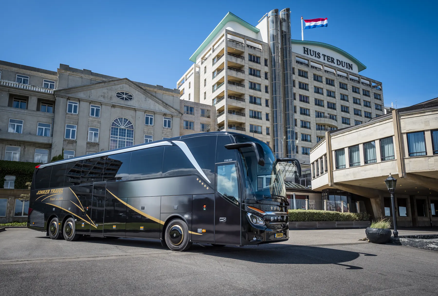 De Setra S 516 HDH van Jonker Travel Exclusive voor Grand Hotel Huis ter Duin in Noordwijk