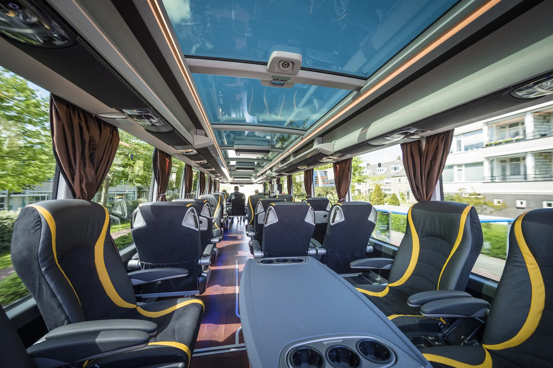 Gangpad met VIP-stoelen, tafels en panoramisch glazen dak