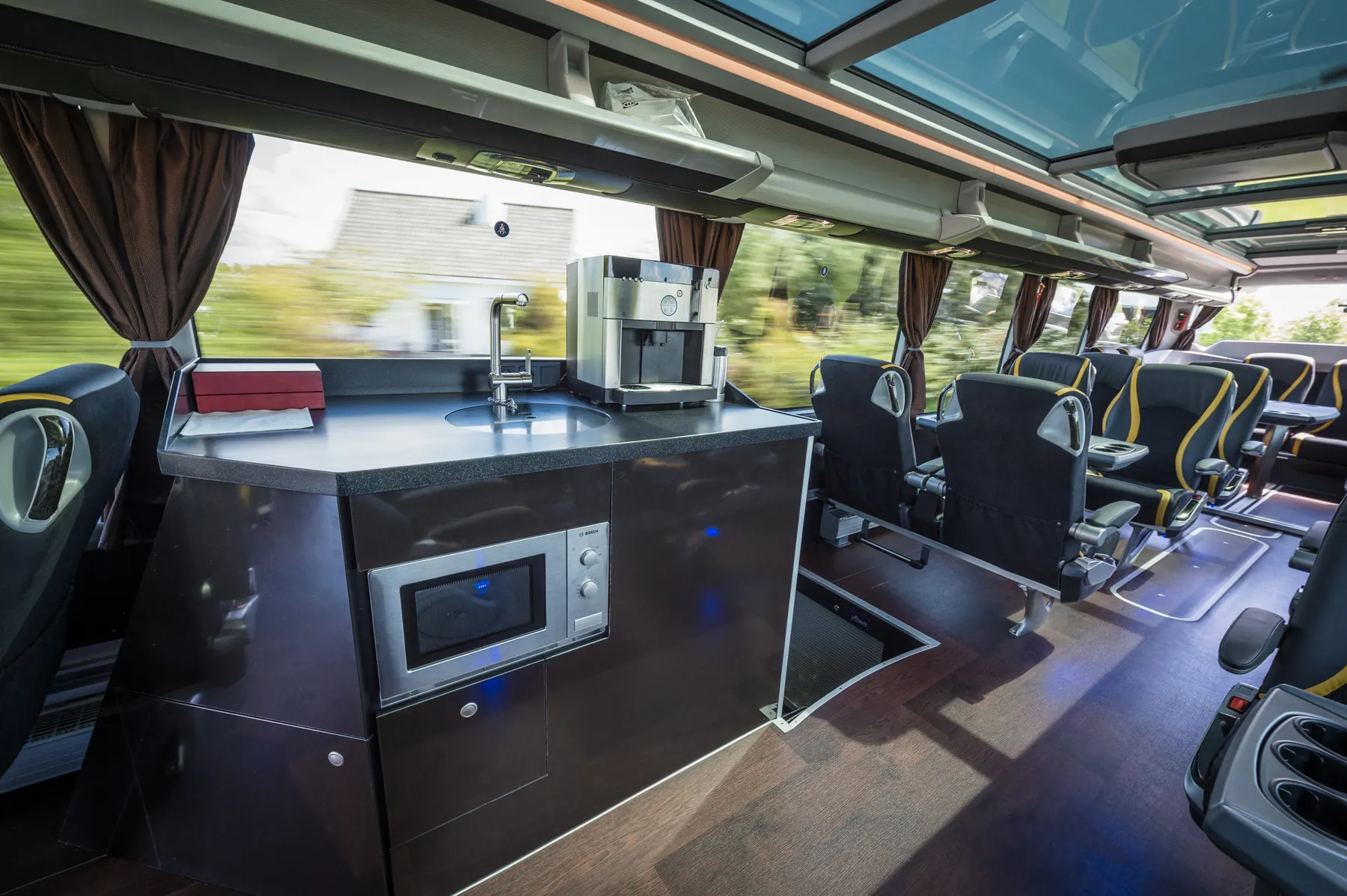 Keukenmodule aan boord met koffiemachine, magnetron en spoelbak