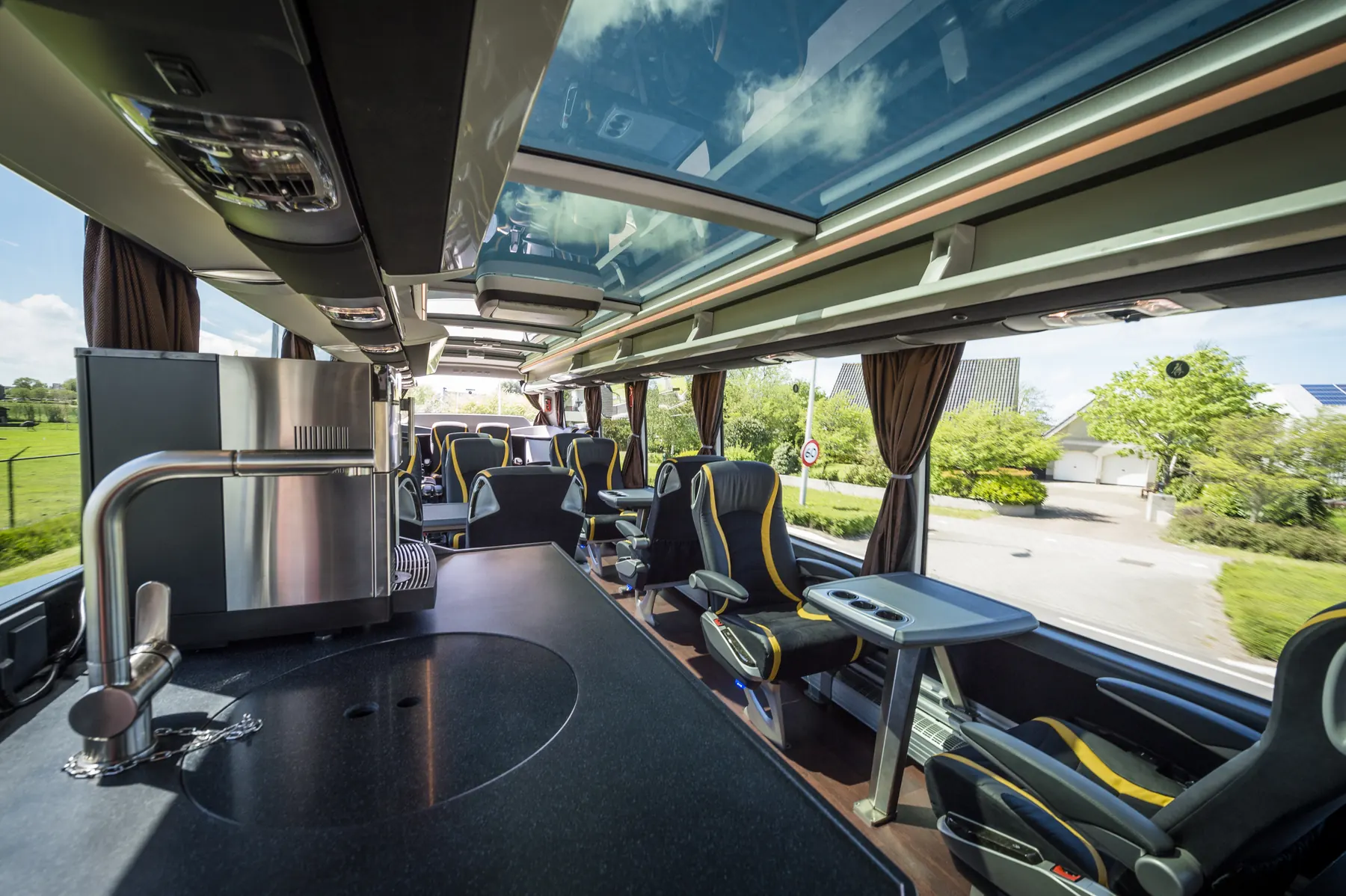 Interieur van de Setra S 516 HDH met keukenmodule, panoramadak en VIP-stoelen