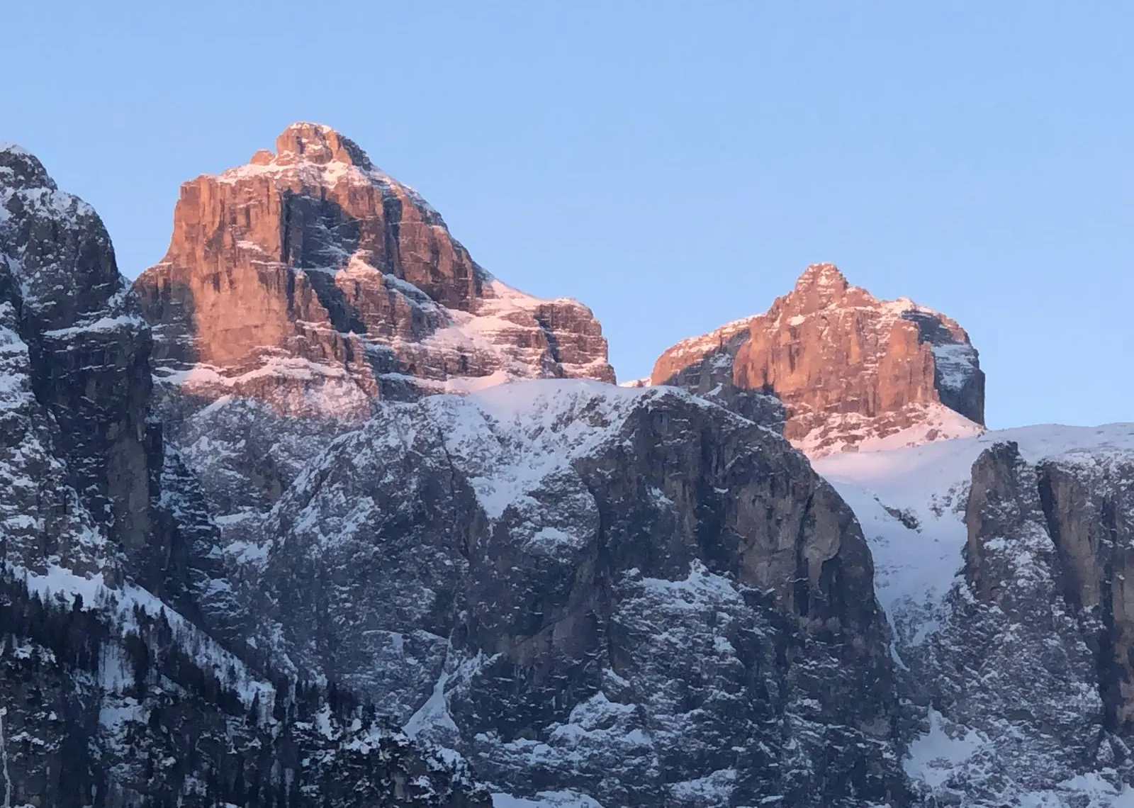 Besneeuwde Dolomietentoppen in warm avondlicht