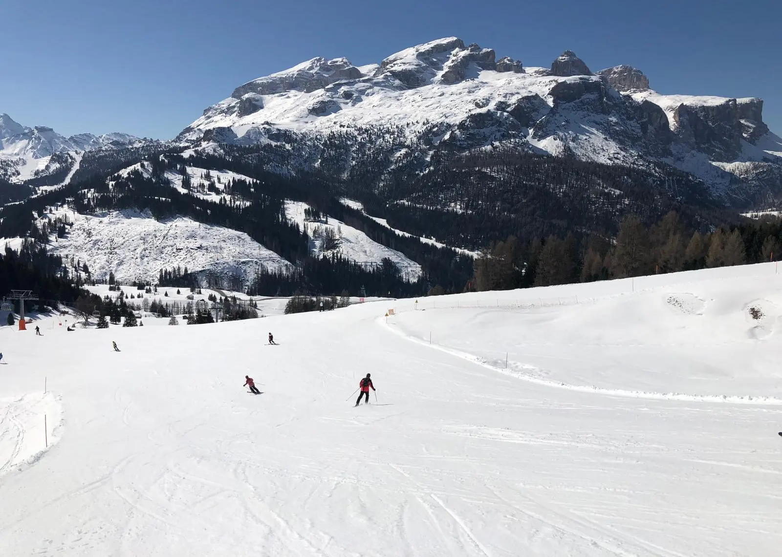 Piste met panorama over de besneeuwde Dolomieten